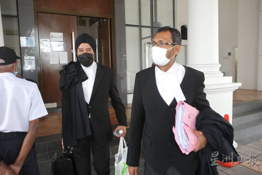 杨祖强辩护律师沙林（右起）和拉泽巴星步出法庭。