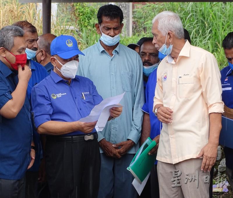 沙拉尼（左二）到地罗叻市镇展开亲民活动，并向当地民众代表了解该处的治水研究计划。左一为仕林州议员莫哈末再迪。