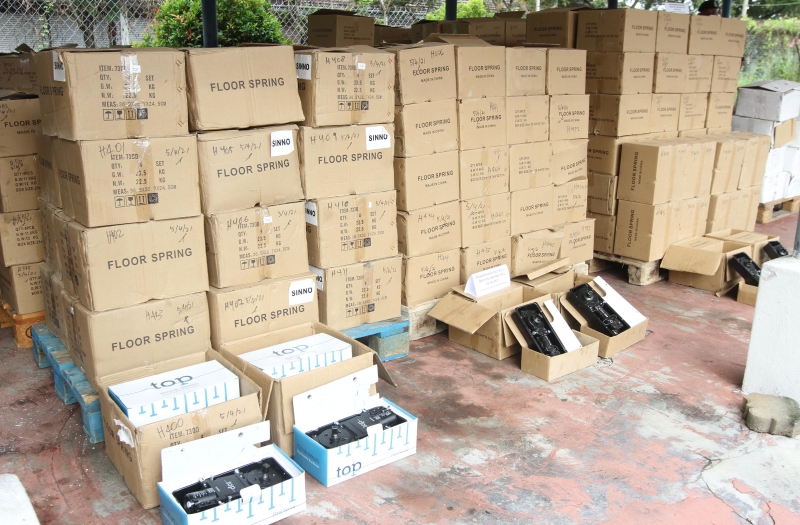警方发现875个箱子中的铝门支架内，藏有大量的芬乃他林。

