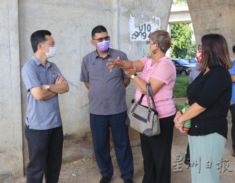 谢琪清（左起）、赛夫扎冠、玛丽约瑟芬及芙蓉市议员苏丽在快乐花园旁的宁宜河讨论治水方案。