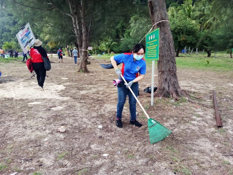 数十名志愿者帮忙清理爽爽岛海滩。

