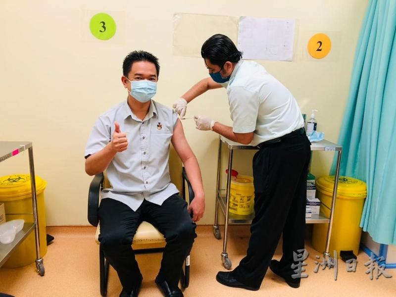 张聒翔周四（8日）早上接种第二支冠病疫苗，他说并没有感觉特别的副作用，并鼓励大家踊跃登记接种。