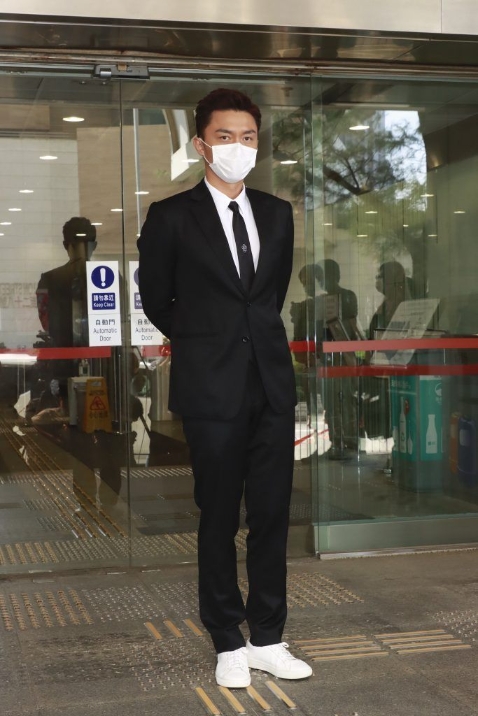 杨明因牵涉交通意外正在保释候审，未知是否因他身分尴尬，TVB其中一款《伙记办大事》的海报未见他身影。