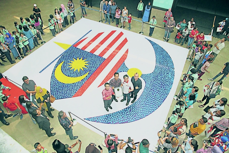 马来西亚折纸协会于2019年收集各族折出的3688只折纸风筝，成功拼凑出马来西亚国旗颜色的巨型传统风筝（Wau），获列入马来西亚纪录大全，成为我国最大型的折纸国旗风筝。