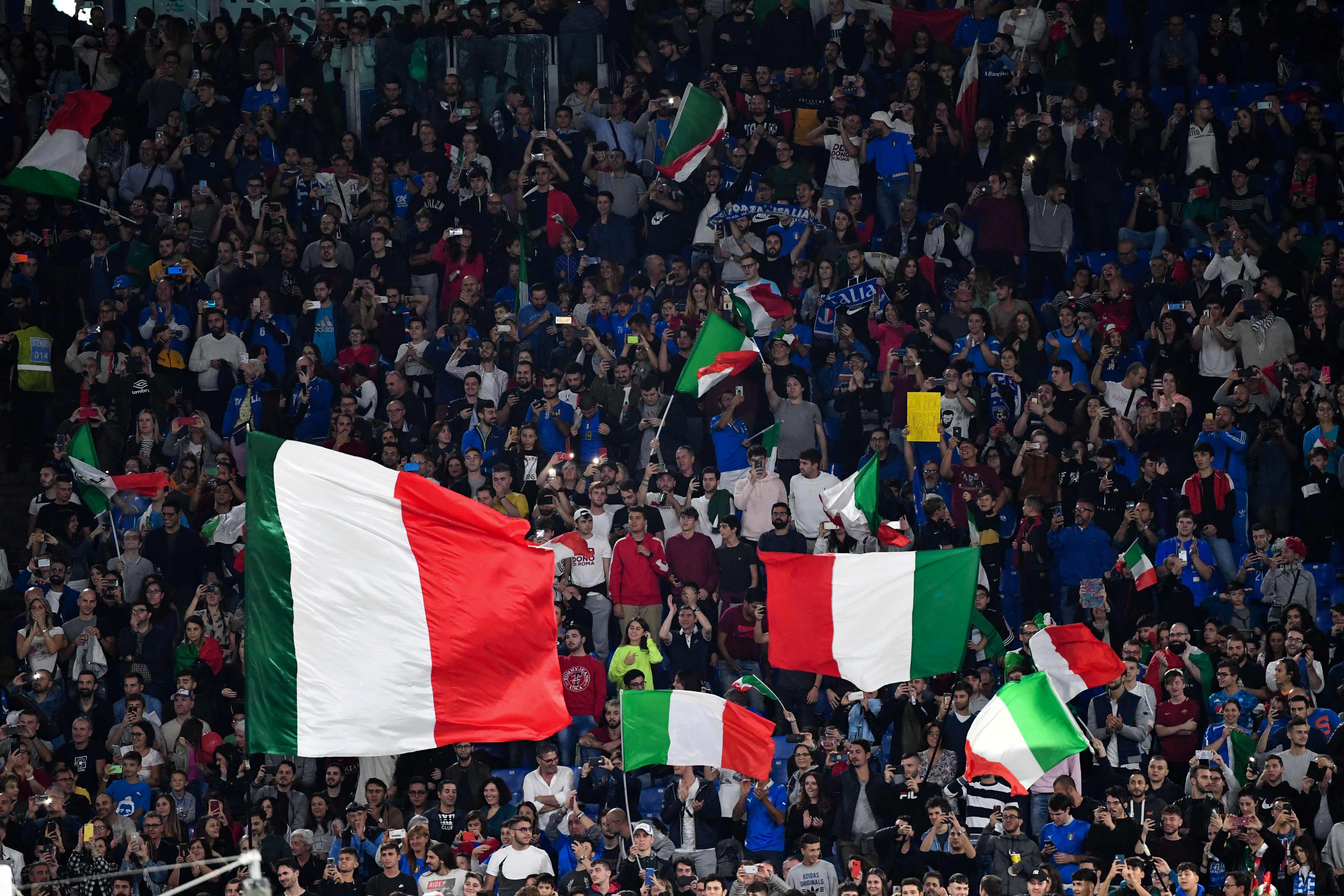 冠病疫情当前，欧洲杯多个城市无法承诺让观众入场。图为意大利的支持者在欧洲杯入选赛时挥舞国旗。（法新社档案照）

