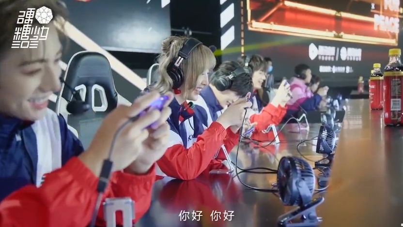 李振宁（左起）与郑乃馨曾参加《超新星运动会》，作为队友一起玩游戏。