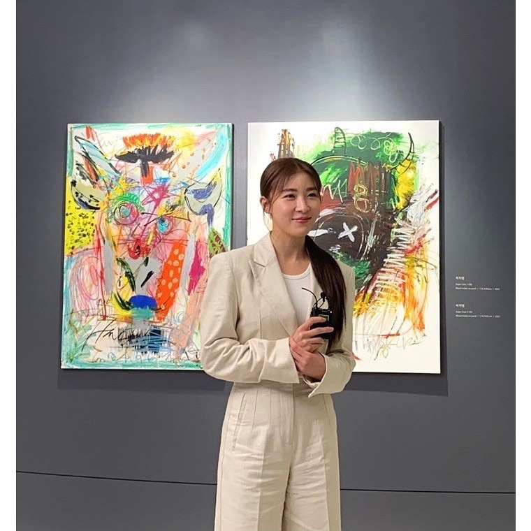 河智苑的3幅作品日前在首尔艺术展的牛年特展上展出，她亦正式以画家身分出道。