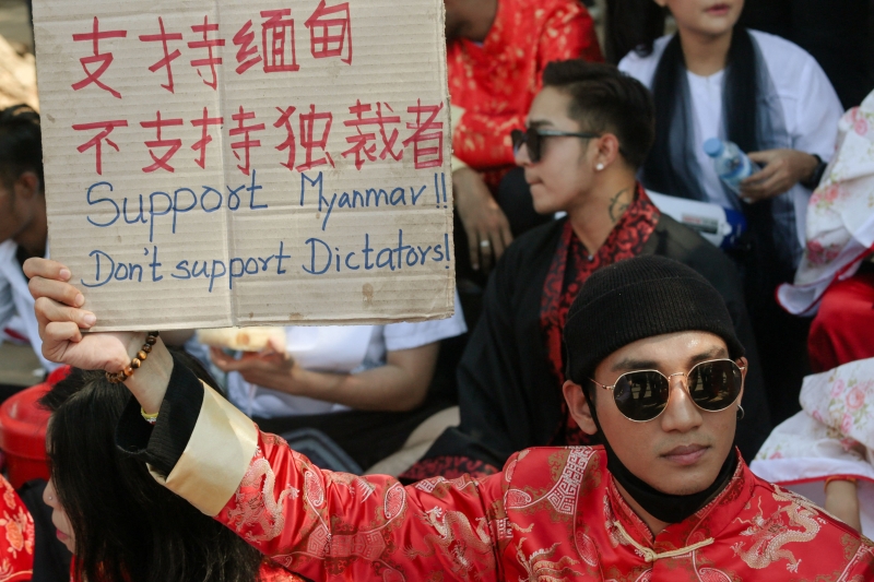 Paing Takhon 今年2月在另一次示威场合，穿了中国传统服装举牌抗议，表态“不支持独裁者”。（法新社照片）

