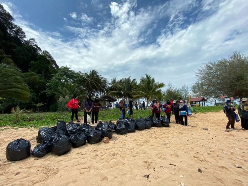 志愿者们分工合作，在岛上捡拾旅客们丢弃的垃圾，有近百公斤。