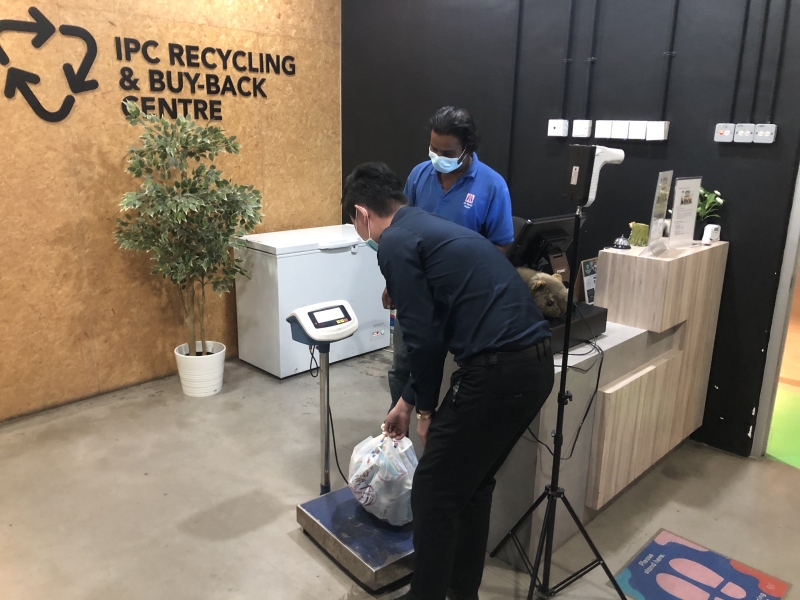 IPC购物中心设立的回收和回购中心，盼发展成为可持续处理废物的枢纽，增加回收物接纳种类，以支援社区居民的再生环保之旅。