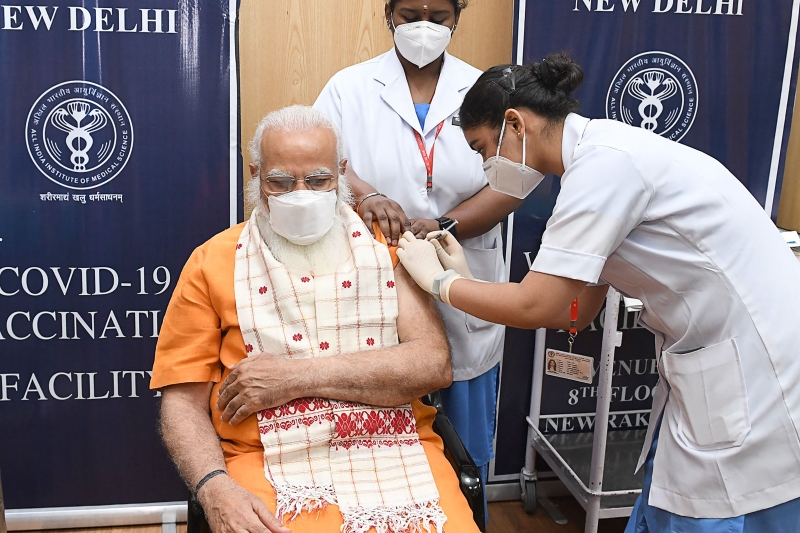 印度总理莫迪周四接种第二剂由巴拉特生物技术制造的印度国产疫苗。（法新社照片）

