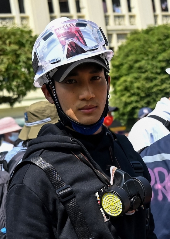 Paing Takhon 2月时在社媒发布自己现身示威现场的照片。（法新社照片）

