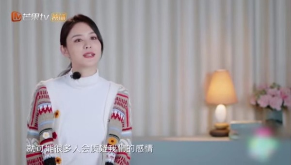 张馨月表示婚前婚后受不少网民抨击，质疑她与丈夫的恩爱程度。