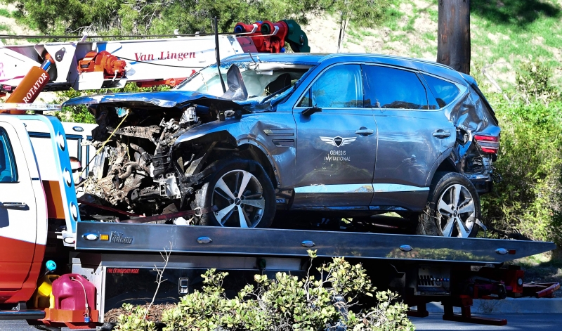 渥斯所驾驶的这辆豪华SUV撞至车头损毁，所幸渥斯只是腿部骨折，并没生命危险。（法新社照片）

