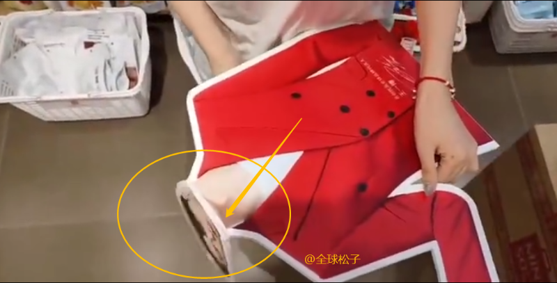 8日网上曝出一段视频，视频中王一博的人形立牌惨遭销毁。