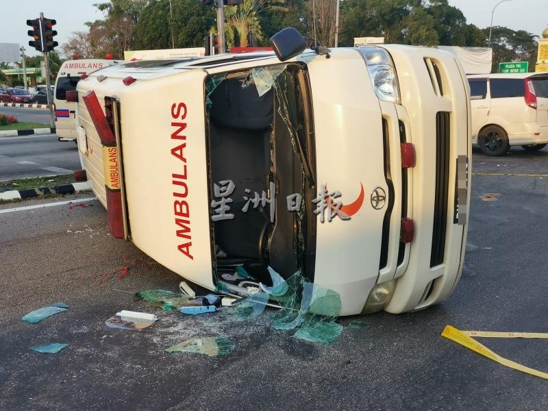救护车的车前大镜，在翻覆时爆裂，导致司机员受伤。