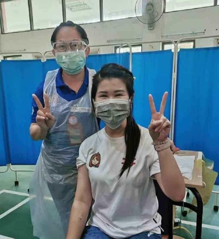 黄诗怡（右）日前接种冠病疫苗后，与护士开心比出胜利手势合影。