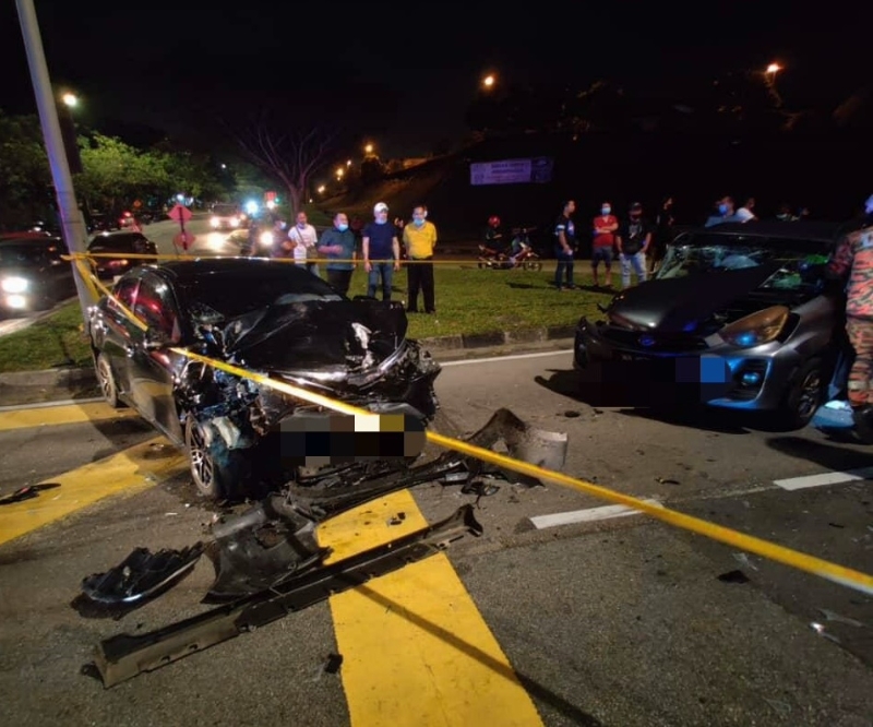 车祸在前往丽宁镇途中的三岔路口交通灯处发生，涉祸的2辆轿车皆严重损毁。