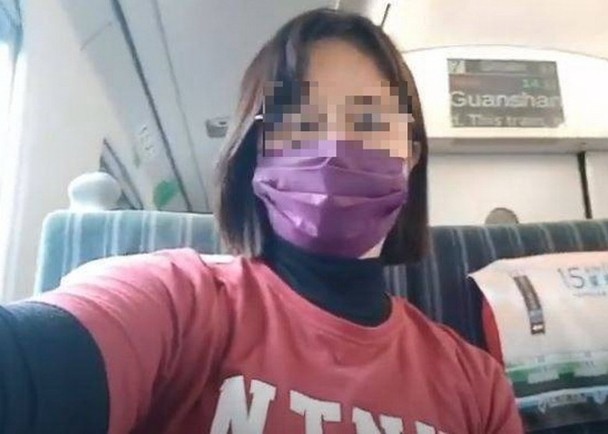 廖女在普悠玛列车上拍片。她周四在脸书发文扬言枪毙台湾的总统蔡英文。(互联网照片)