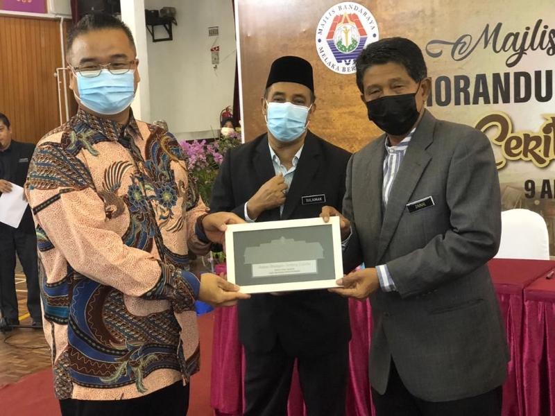 市长再纳（右）颁发纪念品给马来西亚侨生公会主席拿督颜泳和（左）。