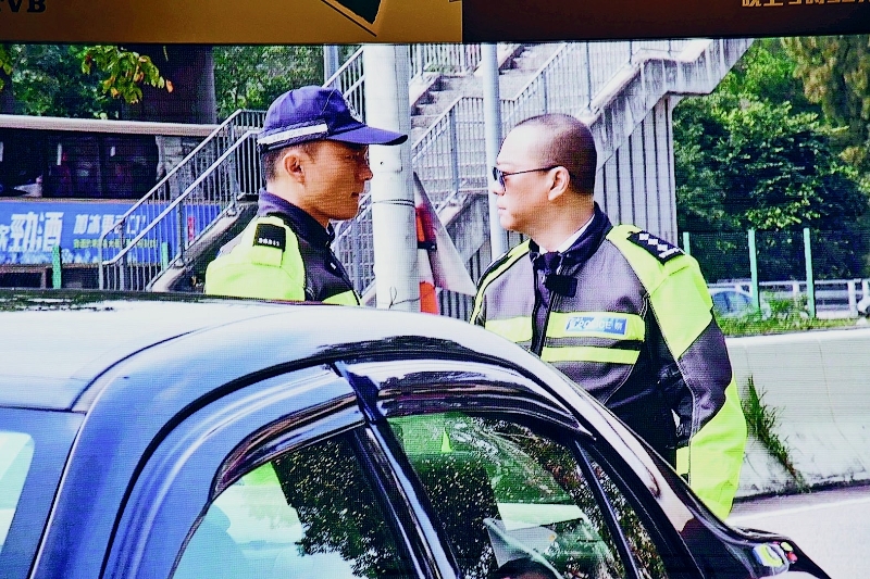 饰演交通警察的杨明（左）戏分获保留，没有被删剪。