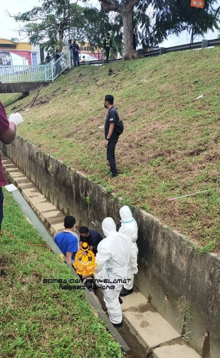 一具身份不明的男尸被发现卧尸在豪樺城附近的沟渠内。（图取自彭消拯局脸书）