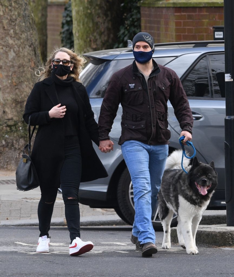 亨利卡维尔被拍到与新女友漫步在英国伦敦街头。他一手牵着女友，一手遛狗，画面犹如一家人。