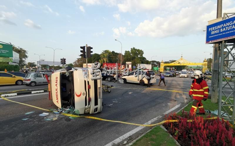 救护车驶经十字路口时遭撞侧翻，多导致多人受伤意外。
