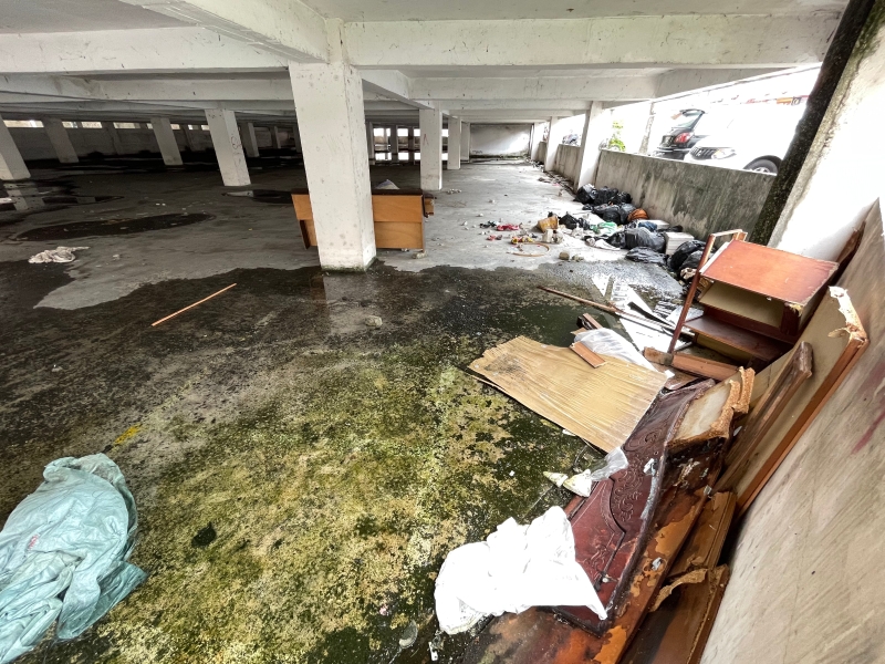 停车场一隅遭人乱弃家具、杂物及垃圾，引发环境卫生隐忧。