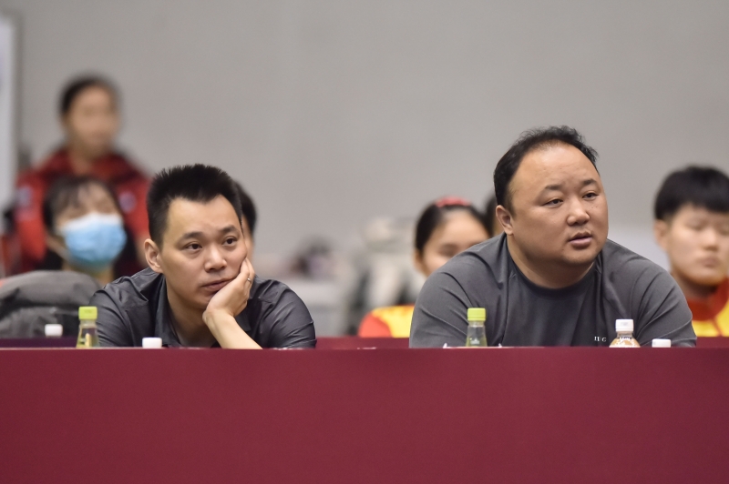 张军（右）和夏煊泽皆表示中国羽球队的选手在此前展开的144天封闭训练中都有所成长，接下来中国队将重返国际赛场参加大马和新加坡公开赛。（新华社照片）