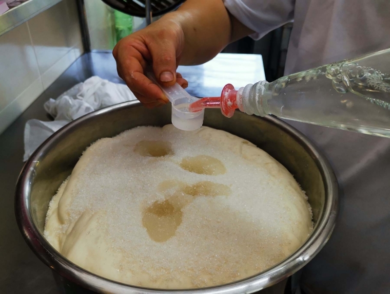 第一次发酵的面团取出加入白糖、碱水等调味后，还需发酵两个小时。