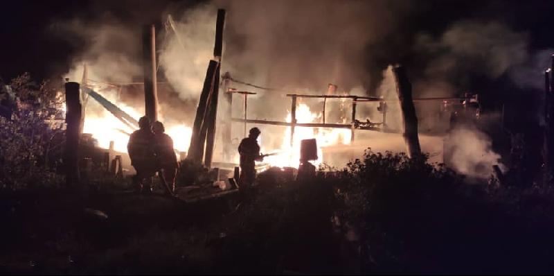 一辆深海渔船于凌晨起火,猛烈的火势迅速将船烧剩框架。(图由彭消拯局提供)