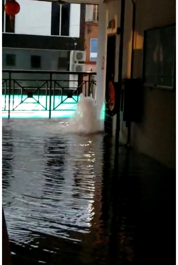 本月7日下起大雨时，万挠巴刹美食中心一楼大淹水。