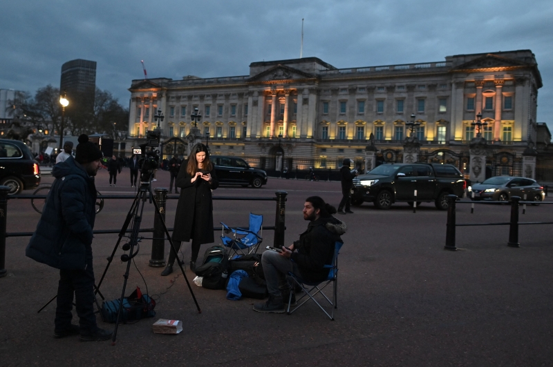 在菲腊亲王死讯公布后，许多媒体在白金汉宫外驻守。