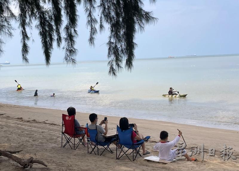 周六上午，一些家庭带著凉椅来吹海风，一些市民则大玩水上活动。