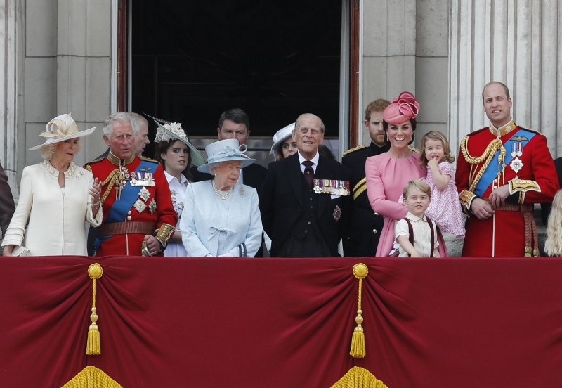 这张2017年6月17日拍摄的照片显示，英国女王伊丽莎白二世（前左三）与丈夫菲腊亲王（前左四）及其他英国王室成员在伦敦白金汉宫的阳台上准备观看飞行表演。