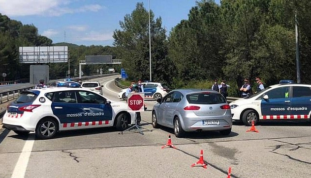 西班牙警方封锁现场附近路段，对涉案司机的车子展开调查。