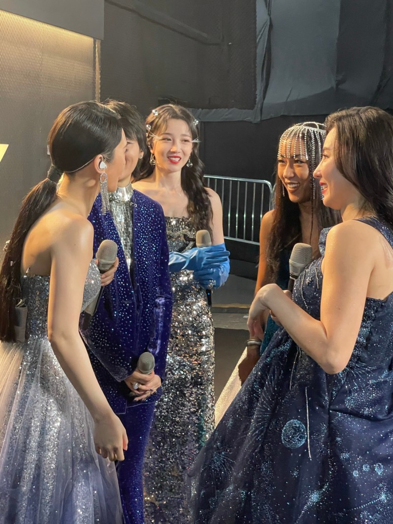 张柏芝（右）参加《姐姐2》总决赛，与杨丞琳、周笔畅等艺人同队。