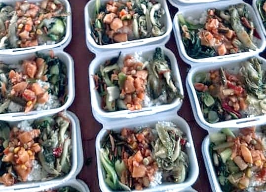 An average of 300 packs of vegetarian meals are distributed each day. (Photo from Kantin Mu Zi's Facebook)