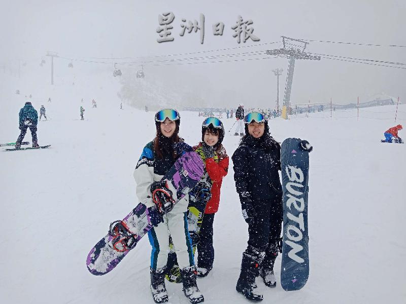 
左起UCSI学生Karen Kong Chau Roei、Jacqueen Phang和Evelyn An Ee Xuen，在日本滑雪胜地Niseko的海外工作地点，通过结构化实习计划，在最后一年中获取工作经验。