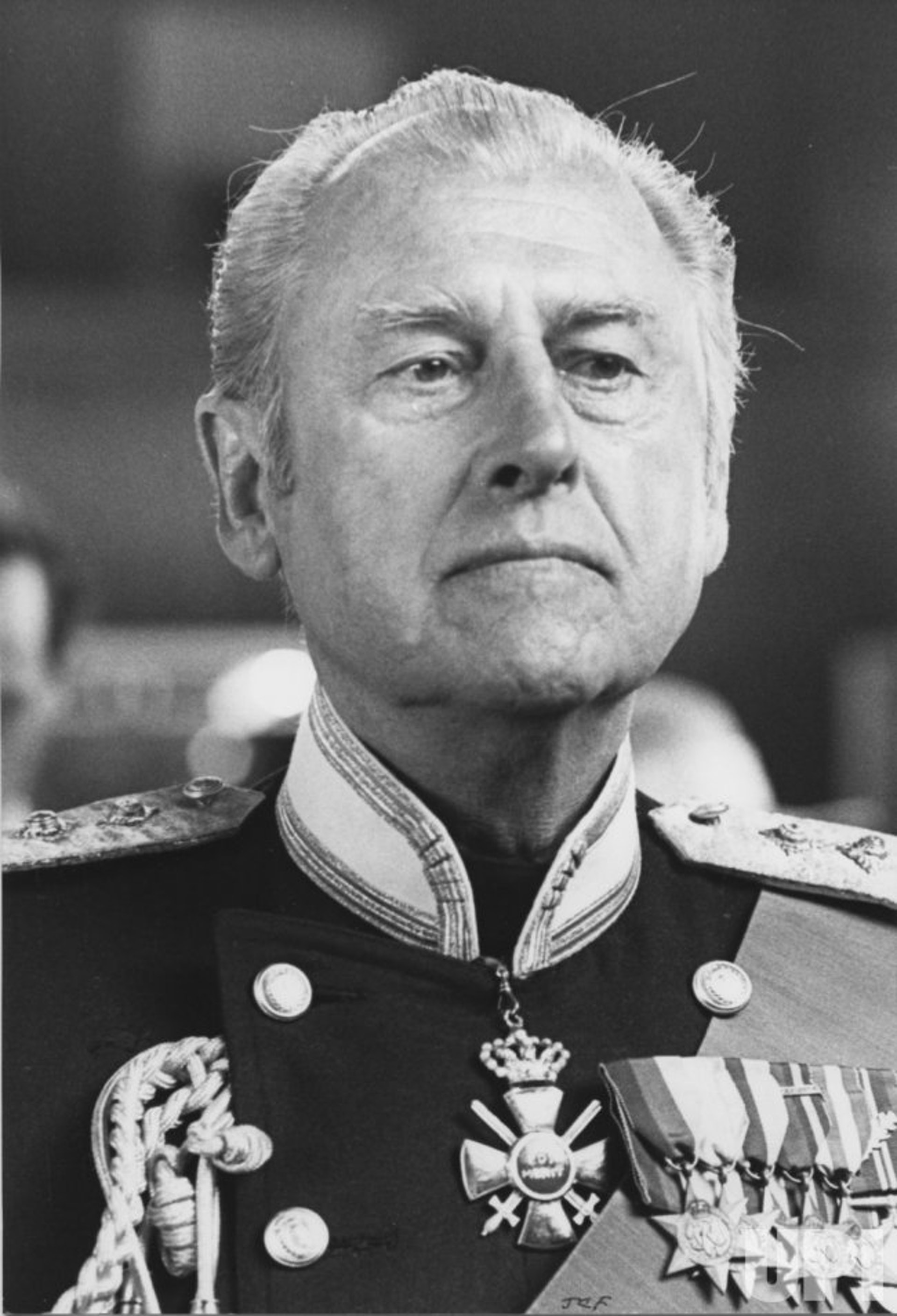 已故的史都华格兰杰是首位扮演菲腊亲王的演员，于1982年电视电影《The Royal Romance of Charles and Diana》中演出。
