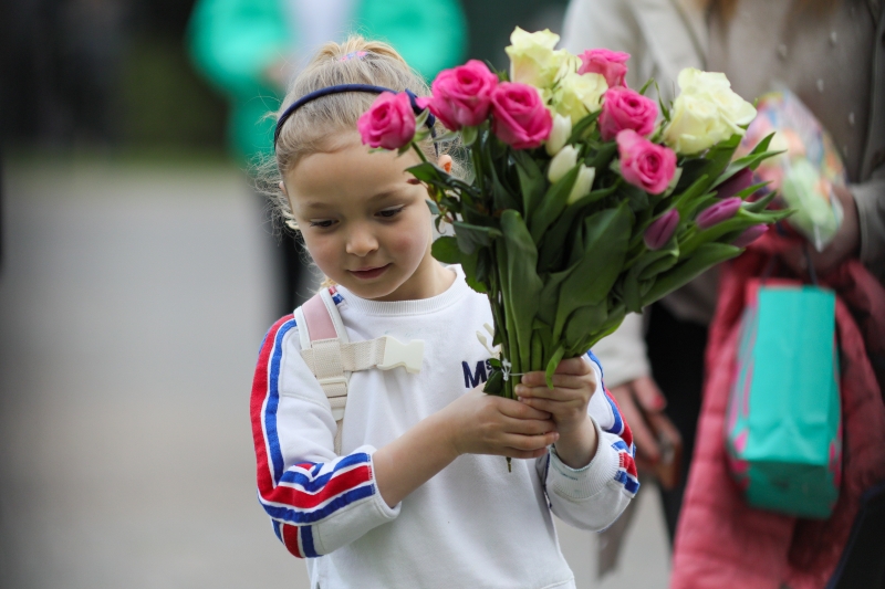 一名小女孩准备在英国温莎城堡前献上鲜花悼念菲腊亲王。