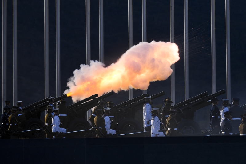 在澳洲议会大厦外，士兵鸣放41响礼炮向菲腊亲王致敬。