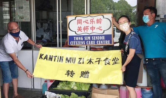 After sorting out the excess vegetables contributed by donors, the greens are ready to be delivered to old folks home. (Photo extracted from Kantin Mu Zi on Facebook ).