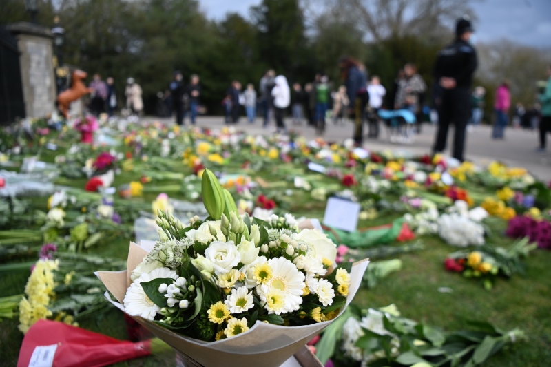 温莎堡门外草坪上布满民众献上悼念菲腊亲王的鲜花。