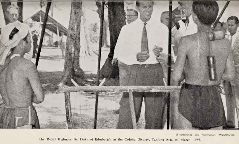 菲腊亲王于1959年3月1日在丹绒亚路与原住民交流。（新闻局档案照）