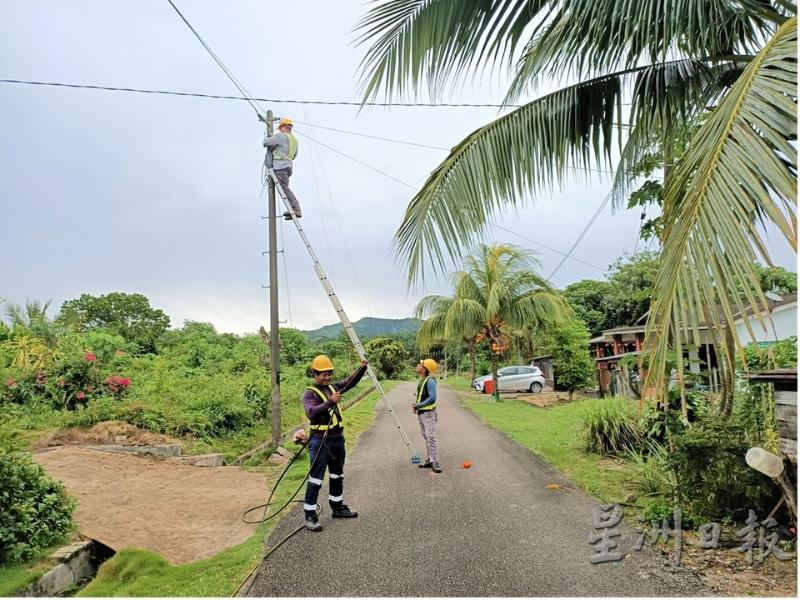 马电讯公司技术人员正在亚益仁耐装设高网速电缆。
