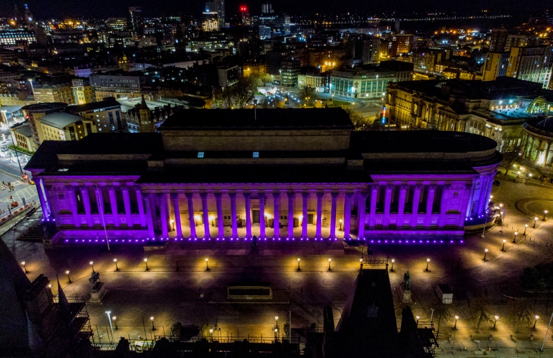 利物浦圣乔治堂亮起紫色灯悼念菲腊亲王。