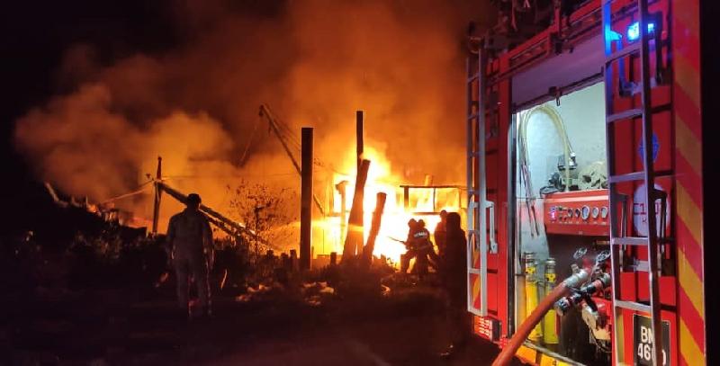 关丹消拯局消拯员除使用水槽车,也在现场抽取与水源和动用化学泡沫灭火。