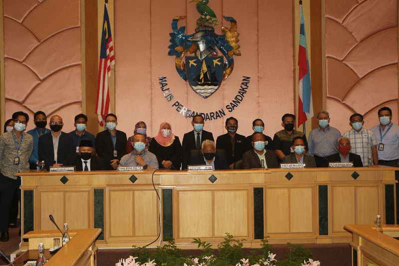 出席简报会的市议会成员在活动后合影，坐者左二起为黄富廷以及邦莫达。